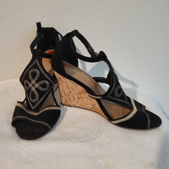 Restricted Brand Wedge Pump Sz. 10 - Picture 2 of 5
